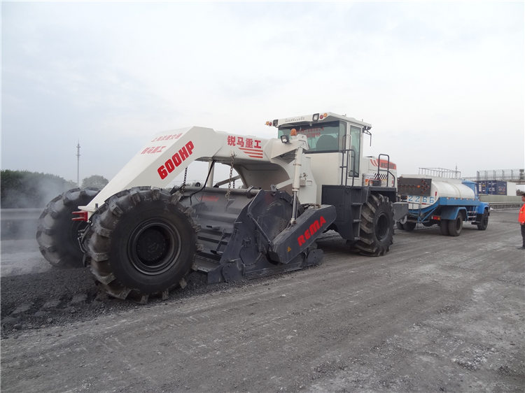 WR2300E路面冷再生機獲評省高新技術產品.jpg